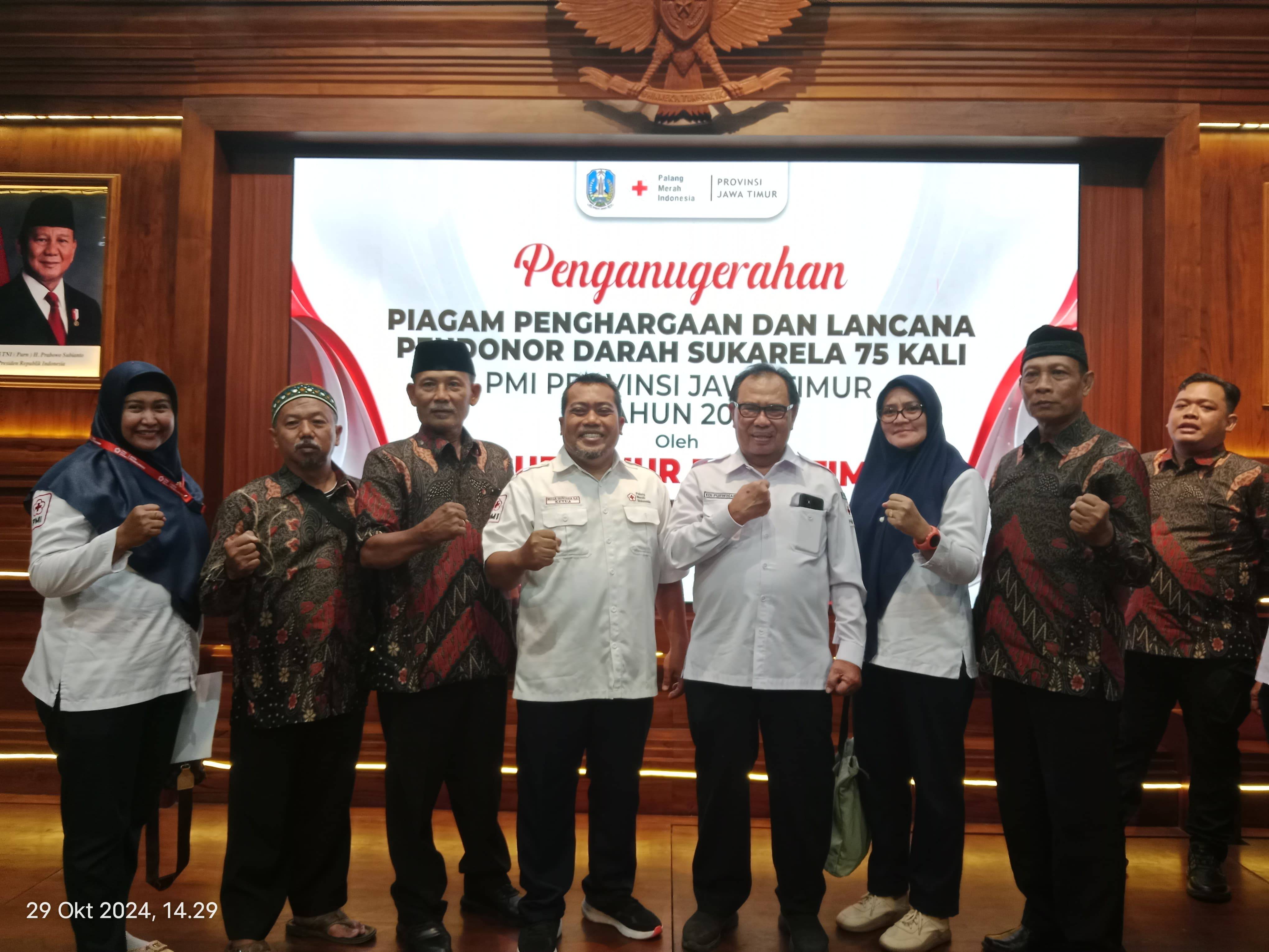 Penganugerahan Piagam Penghargaan dan Lancana Pendonor Darah Sukarela 75 kali Oleh PMI Provinsi Jawa Timur
